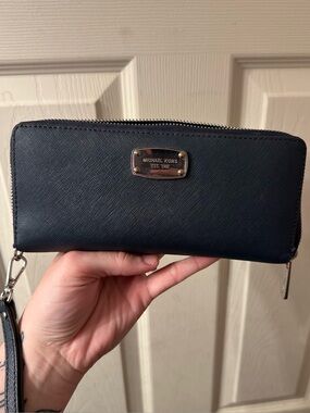 Michael Kors Jet Set Travel Navy Leather Zip Around Wallet Wristlet